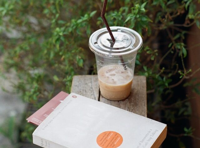 Introwertyzm a minimalizm: dlaczego mniej naprawdę znaczy więcej